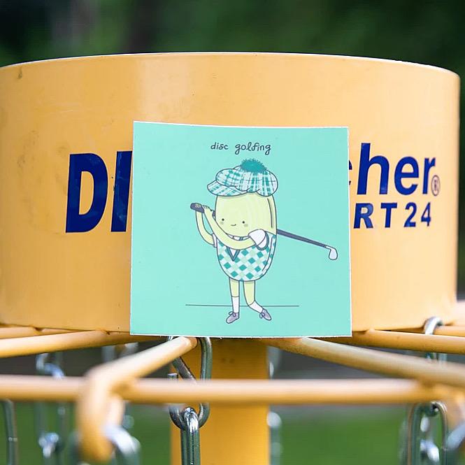 Disc Golfing - menottees