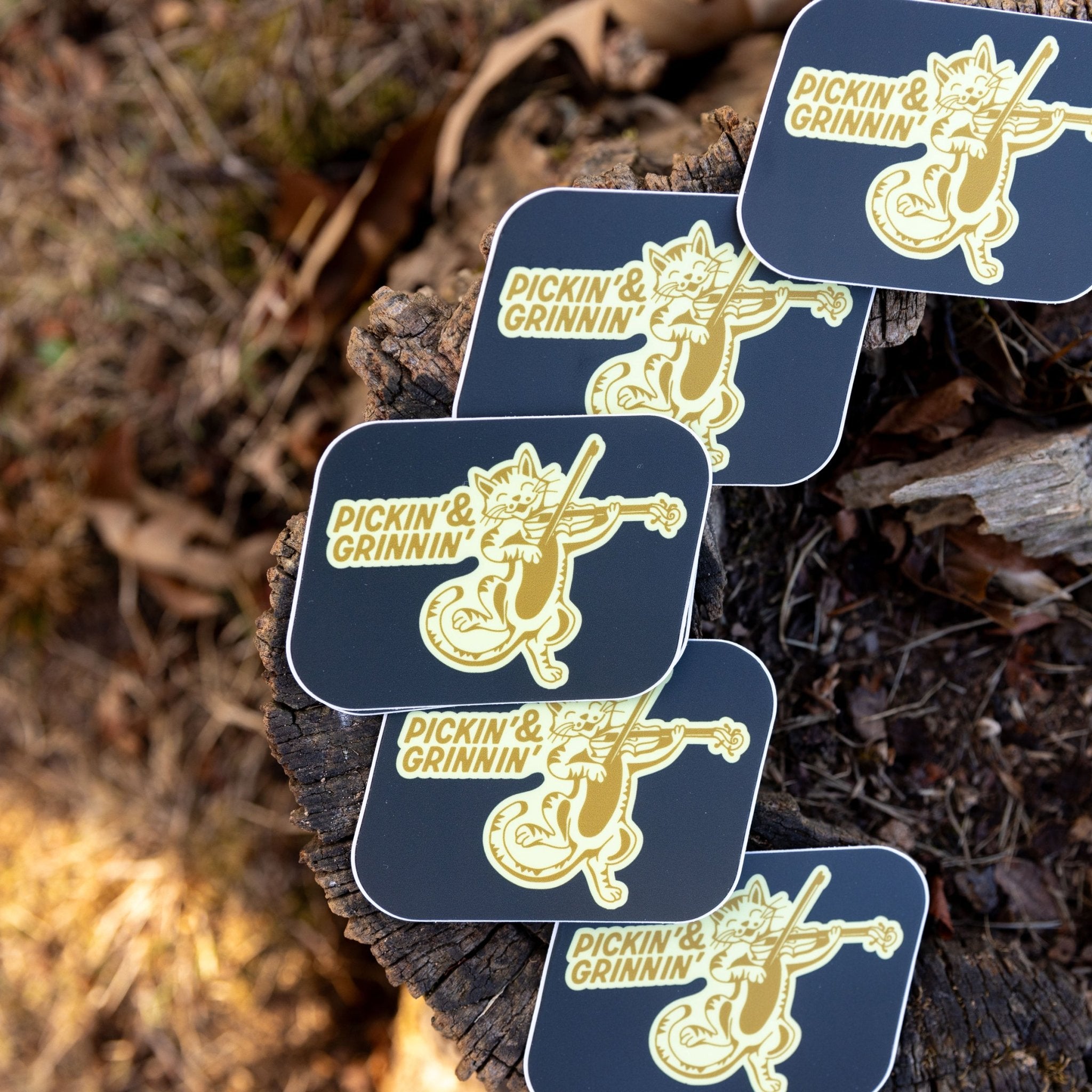 Pickin' and Grinnin' (The Bluegrass Cat) - menottees